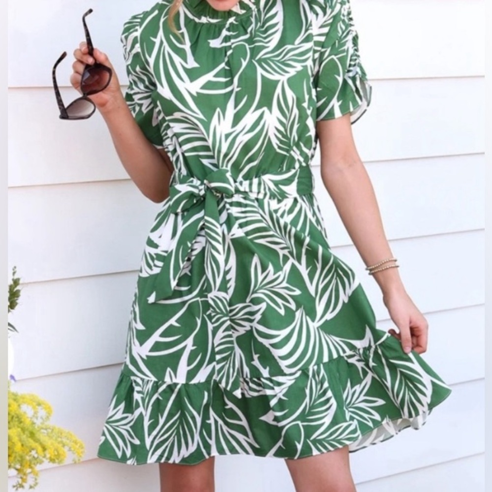 THML Women’s Green Palm Print Dress. Size M.
